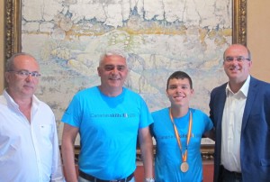 William Lorenzo: Der Goldjunge beim Emfpang im Cabildo mit Inselpräsident Anselmo Pestana (rechts) und IES-Virgen-Direktor Roberto Rodríguez und IES-Lehrer José Enrique García. Foto: Cabildo