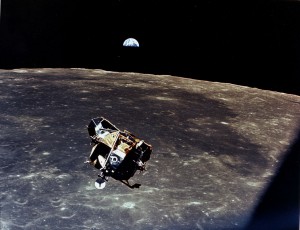 Witzige Idee: Mond-Wandern nach einem Plan von Iñaki Ordónez Etxeberría. NASA-Foto/Apollo 11