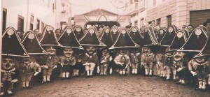 Der Danza de los Enanos ist heute der wohl beliebteste weltliche Bestandteil im Eventreigen der Bajada de la Virgen de las Nieves in Santa Cruz de La Palma: Denn der Zwergentanz hat Tradition, wie dieses Bild aus dem Jahr 1935 zeigt. Foto: Palmeros en el Mundo