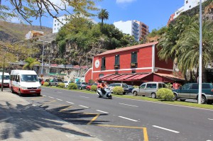 Mit dem Bus zur Bajada: Die Guaguas halten direkt beim Festgelände an der Haupteinfahrtsstraße nach Santa Cruz de La Palma. Foto: La Palma 24
