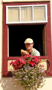 Heiko und Miss MP bei der Arbeit: Der Chico de los Balcones sorgt für Blütenpracht in Santa Cruz. Foto: Fernando Rodríguez