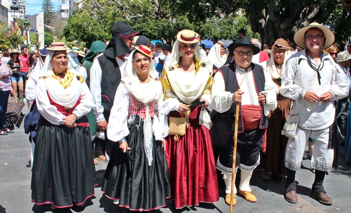 Am Samstag in Los Llanos: Auf der Plaza und drumherum kann man viele Palmeros in traditionellen Trachten bewundern. Foto: Stadt