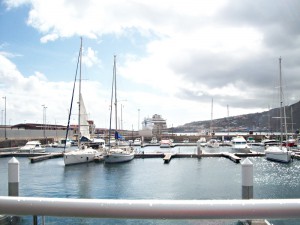 Hafen von Santa Cruz de La Palma: vorn die Yachten, hinten die Kreuzfahrer. Foto: La Palma 24