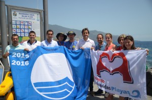 Strand von Los Cancajos: Blaue Umeltflagge und Herz-Wimpel. Foto: Breña Alta