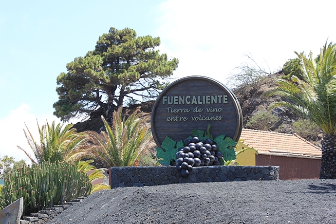 Und so sieht der neue Ortseingang im Süden von Fuencaliente aus: Die Gemeinde stellt sich als "Weinlandschaft zwischen Vulkanen" vor - und lädt natürlich zu ihren Fiestas rings um den Vino und in die Bodegas an den Vulkanen San Antonio und Teneguía ein. Foto: La Palma 24