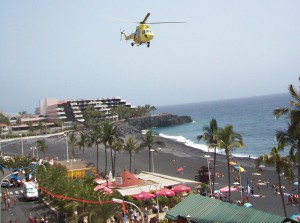 BRIF-Helis: Die Gelben Engel fliegen auch mal eine Ehrenrunde übers Wasserfest in Puerto Naos - ansonsten stehen die BRIF-Brigaden immer Gewehr bei Fuß, wenn es auf La Palma brennt. Foto: La Palma 24