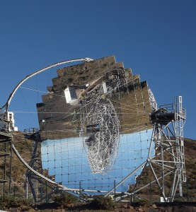 MAGIC-Tele-Spiegelung auf dem Roque de los Muchachos: Die beiden Cherenkov-Teleskope auf dem höchsten Berg von La Palma bekommen einen "großen Bruder". Foto: La Palma 24