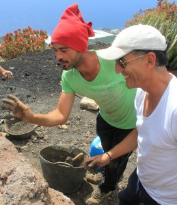 Bau der Aussichtspunkte: Was jetzt so natürlich aussieht, war ausgeklügelte Handarbeit - hier sieht man Tomaso (rechts) mit seinem Team beim gezielte Einschlammen der Natursteine. Foto: La Palma 24