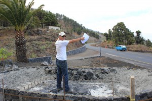 Tomaso Hernández: el artista durante la construcción de la entrada este de Fuencaliente. Foto: La Palma 24