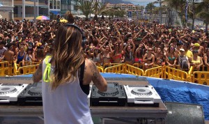 Wasserfest in Puerto Naos: Viel und laute Musik für junge Leute im Aquarium an der Strandpromenade. Foto: Fiesta de Agua/Facebook