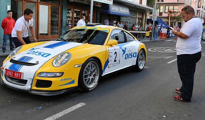 Start und Ziel der Rallye de Senderos: Gleich an der Plaza de Espana. Das Foto zeigt den Porsche 997 GT3 von Enrique Cruz aus La Palma. Foto: Stadt