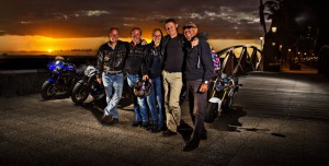 Break at the Test-Drive in Tazacorte: The La Palma 24-Team with Dörthe (middle) - she informs in the office in Todoque and is a passionate biker. Foto: La Palma 24