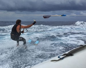 Es hat geklappt - Ricardo hat eine Plátano de Canarias in der Hand: Das Rüberreichen von Lebensmitteln an Ricardo vom Beiboot aus 