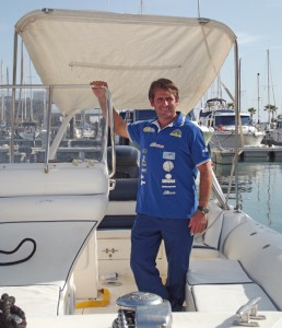 Ricardo aus Tijarafe: Der Teufelskerl wachst seine Wasserski für den nächsten Trip von Mallorca nach Ibiza.