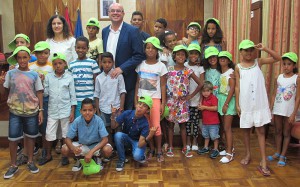 Gruppenbild mit Herr: Sahara-Ferienkids und Inselpräsident Anselmo Pestana. Foto: Cabildo