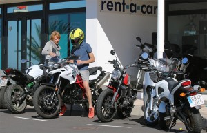 Einweisung vorm Büro in Todoque: Motorrad-Fans wie Dörthe erklären technische Details und geben Tipps für Touren. Foto: La Palma 24