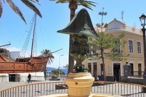 Der Zwerg und die Barco de la Virgen bestimmen das Bild der Plaza Alamenda in Santa Cruz de La Palma: Jetzt soll das Museum im Schiffsbauch modernisiert werden. Foto: La Palma 24