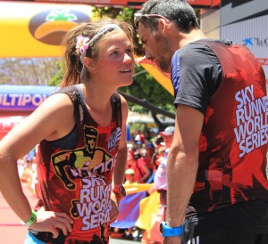 Emilie Forsberg und Luis Alberto Hernando nach ihrem Sieg bei der Transvulcania 2015 auf La Palma: "Wir holen den Weltmeistertitel", flüstert ihr Alberto ins Ohr - und die beiden haben ihre auf L