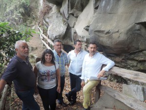 Lokaltermin in der Außenanlage des Besucherzentrums La Zarza: Delegation aus Insel- und Kanarenregierung nimmt die Petroglyphen genannten Felsritzungen der Ureinwohner in Augenschein. Foto: Cabildo de La Palma
