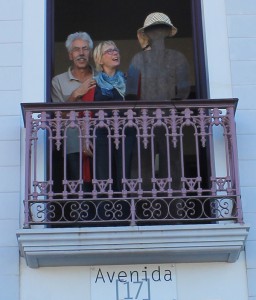 Dr. Alexa und Michael Kröger laden in den Kulturraum "Avenida 17" in Tazacorte ein: gut zu erkennen an der Skulptur von Alexa auf dem Balkon überm Eingang. Foto: La Palma 24