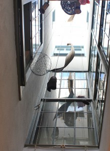 Blick von der Ausstellung durch einen Lichtschacht in die oberen Stockwerke der Avenida 17: