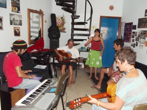 "Flamenco entre Amigos"-Basisformation beim Proben in der Wohnung von Pedro und Iosune in Puerto Naos: Im Sommer 2016 will Pedro versuchen, dass soviele Stammspieler wie möglich mit auf Tournee gehen können. Foto: La Palma 24