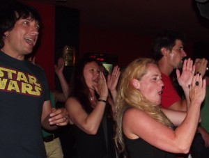 Begeisterte Fans bei Konzerten in der Bar Caotico in Puerto Naos: Von hier kamen die meisten Einladungen für die "Flamenco entre Amigos"-Tournee 2015.