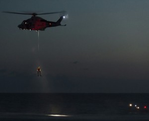 Übung mit GES-Heli und Boot in Puerto Naos: Montserrat Alejandre war vor Ort und schoss ein tolles Foto, das sie dem La Palma 24-Journal zur Verfügung stellte. Muchas gracias, Montse!