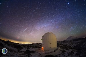 Der Geminiden Sternenregen: dieses Bild zeigt den Meteorregen vom Teide-Observatorium auf Teneriffa aus gesehen. Pressefoto IAC/