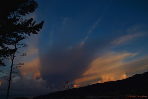 Regen und Sonne wechseln sich derzeit auf La Palma ab: Eine tolle Aufnahme vom Wolkenkino bei Sonnenaufgang über der Cumbre ist Michael Stumpf aus El Paso gelungen. Danke für das Foto, Micha!