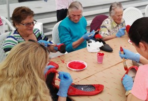 "Zapatos Rojos": Bei der Rote-Schuhe-Aktion schließen sich Frauen jeden Alters dem internationalen Protest gegen Gewalt an. Foto: Zapatos Rojos-Aktion in Tijarafe.