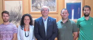Inselpräsident Anselmo Pestana freut sich: Vier neue Mitarbeiter im Medio Ambiente. Foto: Cabildo