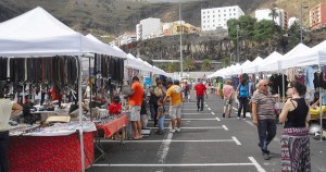 Zusatzmarkt auf dem Parkplatz beim Hafen am 27. Dezember 2015 als Ersatz für den in diesem Jahr abgesagten Weihnachtsmarkt: normalerweise öffnet dieser "Mercadillo del Puerto de Santa Cruz de La Palma" an jedem ersten und dritten Sonntag im Monat. Foto: Stadt