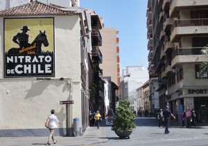 Kleines "Wahrzeichen" am Süd-Eingang der Fußgängerzone von Santa Cruz: Das Fliesenmosaik mit Werbung für Stickstoffdünger aus Chile. Foto: Santa Cruz