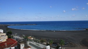 Neuer Strand von Santa Cruz de La Palma: Der Sand ist da - jetzt wird über die wassersportlichen Angebote an diesem Teil der Küste von La Palma beraten. Foto: Santa Cruz