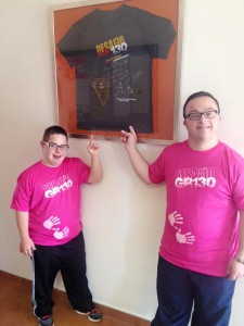Die Desafío GR 130 im dritten Jahr ihres Bestehens: 2016 werden wie immer T-Shirts in Knallfarben zum Wohle der Kids mit Handicaps verkauft - heuer in pink! Foto: Club Bayana