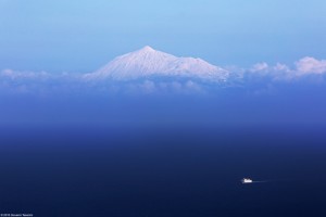 Giovanni Tessicini arbeitet im Telescopio Nazionale Galileo: Von hier aus machte er dieses Fotos vom höchsten Berg der Nachbarinsel Teneriffa, dem Teide. Der ist noch höher als der Roque de los Muchachos und deshalb ließen sich dort noch mehr Schneeflöckchen nieder.