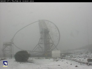 Erster Schnee 2016 auf dem Roque de los Muchachos: Aufnahme der Magic-Teleskop-Webcam um 10.30 Uhr.