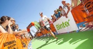 Transvulcania Vertical: Start ist immer in Tazacorte, dann geht´s steil hinauf auf den El Time. Foto: TRV-Rennleitung