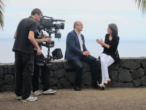 Inselpräsident Anselmo Pestana wird interviewt: TVE macht La Palma-Reportagen. Foto: Cabildo