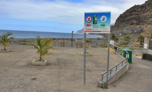 Unübersehbar am Strandeingang der Playa de Los Guirres: Schild verweist auf die Hunde-Freilaufzone. Foto: La Palma 24