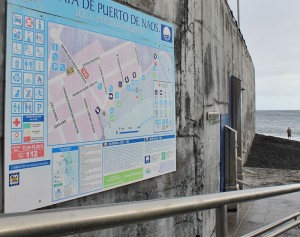 Das Schild zeigt´s: Hunde an der Leine sind am Strand von Puerto Naos erlaubt - und im Falle eines "Malheurs" sind die Halter verpflichtet, dieses zu beseitigen. Foto: La Palma 24