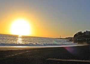 Der Atlantik vor Puerto Naos: manchmal spielt er Pfütze, und manchmal greift er mit hohen Wellen an. Foto: La Palma 24