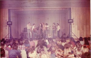 Foto von einem Ödi-Auftritt mit der Gartenweg-Blues-Band anno 1978 in der Julius Kemmler-Halle in Reutlingen-Betzingen: "Bei diesem Doppelkonzert mit der schottischen Folkband Tannahill Weavers hab ich mich in meine erste Frau verliebt..."