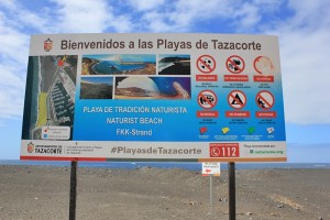 Tazacorte-Strand beim Hafen: Auf dem großen Schild wurde das Hundesymbol ausgewischt, und daraufhin verbreitete sich wohl das Gerücht, hier wäre ein "Hundestrand". Richtig ist, dass hier offiziell ein FKK-Bereich ausgewiesen ist. Foto: La Palma 24