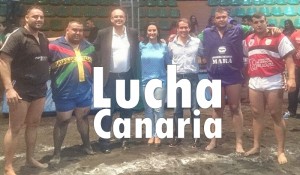 Lucha Canaria-Kämpfer mit Inselpräsident Anselmo Pestana: Vorführungen des kanarischen Ringkampfs sind am Samstag in Santa Cruz zu sehen. Foto: Cabildo