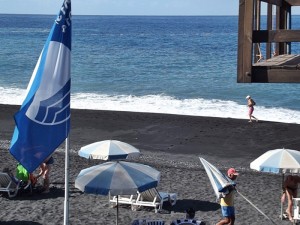 Blaue Flaggen: im Sommer 2016 wieder in Puerto Naos, Charco Verde, Tazacorte, Bajamar und Los Cancajos. Foto: La Palma 24