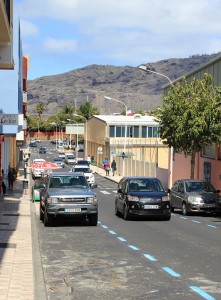 Da kommt Freude auf: freie blaue Parkplätze in der Straße zum Busbahnhof - war früher nicht denkbar. Foto: La Palma 24