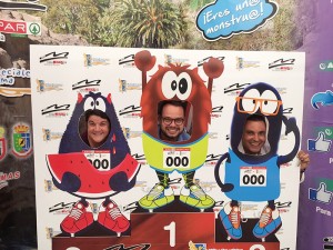 Verlosungsaktion an Stand 4 der Läufermesse: La Palma Promis wie Inselsporträtin María Ascensión Rodríguez Pérez werben für die TRV und die Copa Spar-Rennen zugunsten von Kids mit Behinderungen.