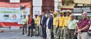 Sie organisieren den Kampf gegen die Waldbrände: Vertreter des Cabildo und Inselpräsident Anselmo Pestana (Bildmitte), die Bomberos de La Palma und die Verwaltung des Caldera-Nationalparks. Foto: Cabildo